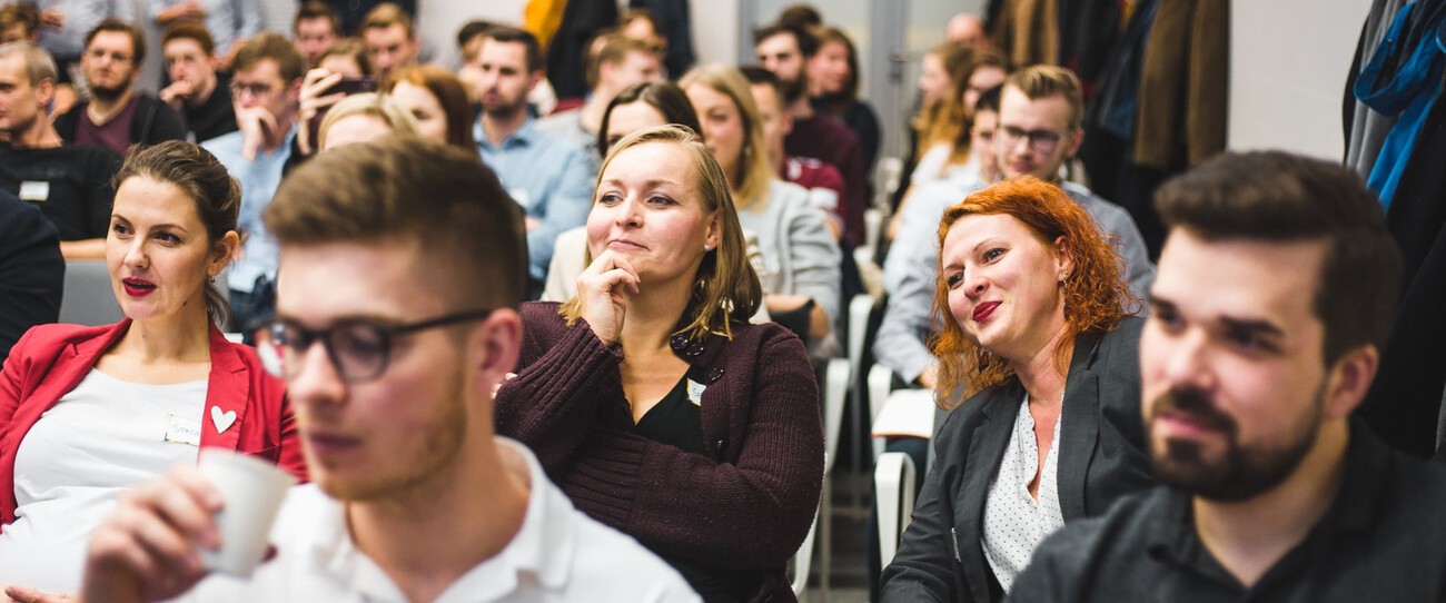 Skupina podnikavcov pri stole počas diskusie